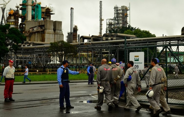 A partir de amanhã, litro da gasolina custará R$ 2,2294 nas refinarias, dois centavos a mais do que os R$ 2,2069 cobrados desde 5 de setembro (Foto: Rovena Rosa/Agência Brasil) A partir de amanhã, litro da gasolina custará R$ 2,2294 nas refinarias, dois centavos a mais do que os R$ 2,2069 cobrados desde 5 de setembro (Foto: Rovena Rosa/Agência Brasil)