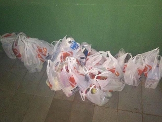 Compras feitas por policiais para ajudar desempregado que tentou furtar 2 kg de carne no Distrito Federal (Foto: Ricardo Machado/Arquivo Pessoal) Compras feitas por policiais para ajudar desempregado que tentou furtar 2 kg de carne no Distrito Federal (Foto: Ricardo Machado/Arquivo Pessoal)