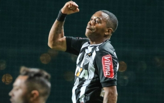 Robinho foi decisivo, marcando os dois gol do Galo na partida (Foto: Bruno Cantini/CAM)