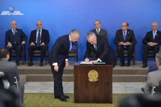 O presidente interino Michel Temer sanciona a lei que disciplina o processo e julgamento do mandado de injunção individual e coletivo, em cerimônia no Palácio do Planalto (Foto: Antonio Cruz/Agência Brasil) O presidente interino Michel Temer sanciona a lei que disciplina o processo e julgamento do mandado de injunção individual e coletivo, em cerimônia no Palácio do Planalto (Foto: Antonio Cruz/Agência Brasil)