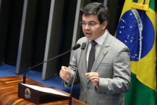 Texto, relatado pelo senador Randolfe Rodrigues, determina o fim do foro por prerrogativa de função para todas as autoridades, inclusive para o presidente da República, nas infrações penais comuns (Foto: Antonio Cruz/Agência Brasil) Texto, relatado pelo senador Randolfe Rodrigues, determina o fim do foro por prerrogativa de função para todas as autoridades, inclusive para o presidente da República, nas infrações penais comuns (Foto: Antonio Cruz/Agência Brasil)