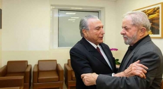 Temer e Lula se cumprimentam: antes do presidente, diversos polÃticos estiveram no hospital para expressar pesar por Marisa LetÃcia (Foto: Beto Barata/Presidência da República) Temer e Lula se cumprimentam: antes do presidente, diversos polÃticos estiveram no hospital para expressar pesar por Marisa LetÃcia (Foto: Beto Barata/Presidência da República)