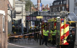 Serviços de emergência trabalham perto da estação de metrô Parsons Green (Foto: Daniel Leal Olivas/AFP Photo) Serviços de emergência trabalham perto da estação de metrô Parsons Green (Foto: Daniel Leal Olivas/AFP Photo)