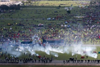 PolÃcia e manifestantes entram em confronto na Esplanada dos Ministérios durante protesto contra o governo do presidente Temer e reformas trabalhista e da PrevidênciaFabio Rodrigues Pozzebom/Agência Brasil PolÃcia e manifestantes entram em confronto na Esplanada dos Ministérios durante protesto contra o governo do presidente Temer e reformas trabalhista e da PrevidênciaFabio Rodrigues Pozzebom/Agência Brasil