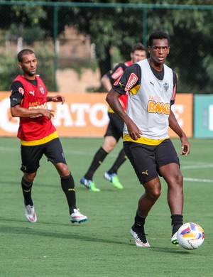 Jô treina entre os reservas, e segue no clube até que surja boa proposta (Foto: Bruno Cantini/CAM) Jô treina entre os reservas, e segue no clube até que surja boa proposta (Foto: Bruno Cantini/CAM)