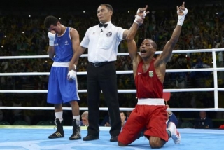 Robson Conceição vibra ao vencer o francês Sofiane Oumiha na final do boxe da Rio 2016 (Foto: Reuters/Peter Caborra) Robson Conceição vibra ao vencer o francês Sofiane Oumiha na final do boxe da Rio 2016 (Foto: Reuters/Peter Caborra)