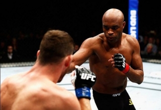 Anderson Silva vem de revés para Michael Bisping em fevereiro deste ano, pelo UFC Londres (Foto UFC) Anderson Silva vem de revés para Michael Bisping em fevereiro deste ano, pelo UFC Londres (Foto UFC)