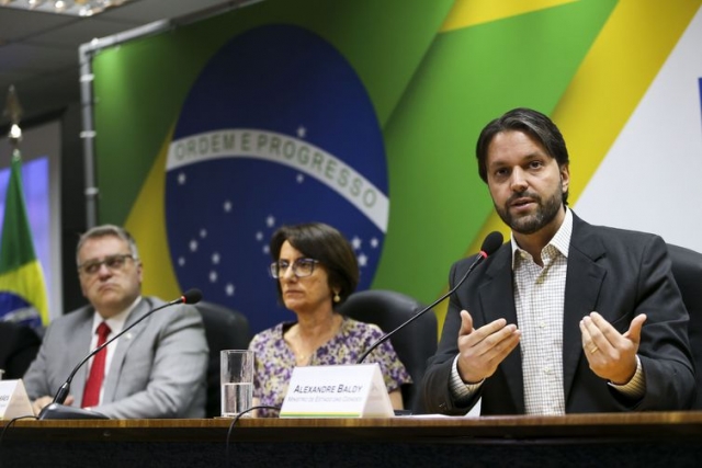 O diretor do Denatran, MaurÃ­cio Alves, a diretora-presidente do Serpro, GlÃ³ria GuimarÃ£es, e o ministro das Cidades, Alexandre Baldy, durante cerimÃ´nia para lanÃ§amento da versÃ£o digital do Certificado de Registro e Licenciamento de VeÃ­culo (CRLV) (Foto: Marcelo Camargo/AgÃªncia Brasil)