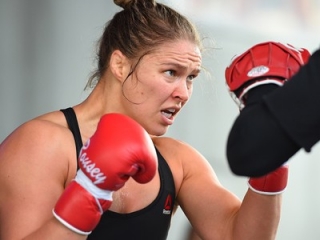 Ronda Rousey pode passar um ano inteiro afastada do octógono do UFC (Foto: Getty Images) Ronda Rousey pode passar um ano inteiro afastada do octógono do UFC (Foto: Getty Images)