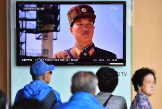 Sul-coreanos assistem transmissão sobre retomada de programa nuclear pela Coreia do Norte em estação de trem em Seul, na Coreia do Sul, nesta terça-feira (15) (Foto: Jung Yeon-Je/AFP) Sul-coreanos assistem transmissão sobre retomada de programa nuclear pela Coreia do Norte em estação de trem em Seul, na Coreia do Sul, nesta terça-feira (15) (Foto: Jung Yeon-Je/AFP)