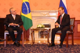 Vice-presidente Michel Temer é recebido pelo primeiro-ministro da Rússia, Dmitri Medvedev, antes da abertura da 7ª Reunião da Comissão de Alto NÃvel Brasil-Rússia (CAN) (Foto: Romerio Cunha/Vice-Presidência) Vice-presidente Michel Temer é recebido pelo primeiro-ministro da Rússia, Dmitri Medvedev, antes da abertura da 7ª Reunião da Comissão de Alto NÃvel Brasil-Rússia (CAN) (Foto: Romerio Cunha/Vice-Presidência)