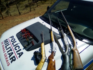 Durante as operaÃ§Ãµes foram apreendidas vÃ¡rias armas de fogo (Foto: DivulgaÃ§Ã£o/PM)