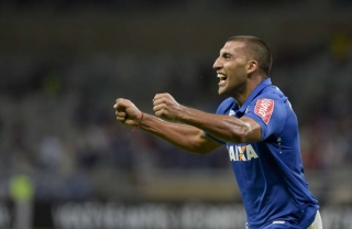 Ãbila marcou os dois gols da partida (Foto: Washington Alves/Cruzeiro)