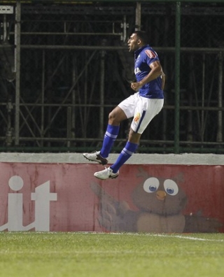 Ãbila voa para comemorar um de seus dois gols na vitória sobre o Botafogo (Foto: Agência Estado) Ãbila voa para comemorar um de seus dois gols na vitória sobre o Botafogo (Foto: Agência Estado)