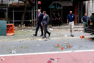 O prefeito e o governador de Nova York, Bill de Blasio e Andrew Cuomo, visitam o bairro de Chelsea, onde uma bomba explodiu no sábado à noite (Foto: Justin Lane/EPA/Agência Lusa) O prefeito e o governador de Nova York, Bill de Blasio e Andrew Cuomo, visitam o bairro de Chelsea, onde uma bomba explodiu no sábado à noite (Foto: Justin Lane/EPA/Agência Lusa)