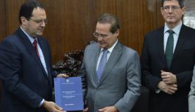 O presidente do Congresso Nacional, senador Renan Calheiros, recebe a proposta do Orçamento de 2016 dos ministros do Planejamento, Nelson Barbosa, e da Fazenda, Joaquim Levy (Fabio Rodrigues Pozzebom/Agência Brasil) O presidente do Congresso Nacional, senador Renan Calheiros, recebe a proposta do Orçamento de 2016 dos ministros do Planejamento, Nelson Barbosa, e da Fazenda, Joaquim Levy (Fabio Rodrigues Pozzebom/Agência Brasil)