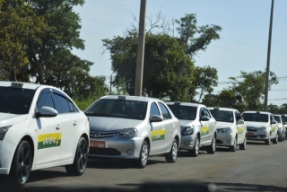 Taxistas apontam impacto do Uber em seus serviços, com queda do número de passageiros (Foto: Arquivo/Agência Brasil) Taxistas apontam impacto do Uber em seus serviços, com queda do número de passageiros (Foto: Arquivo/Agência Brasil)