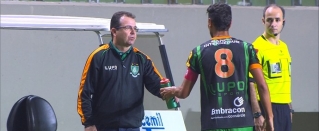 Enderson Moreira, tÃ©cnico do AmÃ©rica-MG, conversa com Leandro Guerreiro (Foto: ReproduÃ§Ã£o / Premiere)