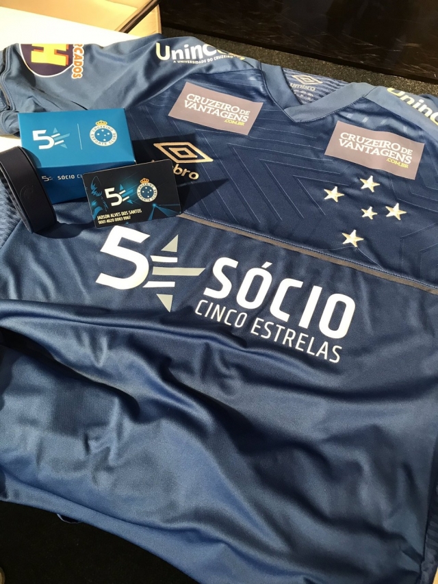 Camisa dada a Jadson e Orejuela vieram com a marca do sócio do clube  Foto: Divulgação/ Cruzeiro Camisa dada a Jadson e Orejuela vieram com a marca do sócio do clube  Foto: Divulgação/ Cruzeiro