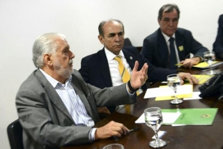 Os ministros da Saúde, Jaques Wagner, e da Casa Civil, Marcelo Castro, se reúnem com fabricantes de repelentes, para discutir a distribuição de repelentes para grávidas cadastradas no programa Bolsa FamÃlia (Foto: José Cruz/Agência Brasil) Os ministros da Saúde, Jaques Wagner, e da Casa Civil, Marcelo Castro, se reúnem com fabricantes de repelentes, para discutir a distribuição de repelentes para grávidas cadastradas no programa Bolsa FamÃlia (Foto: José Cruz/Agência Brasil)