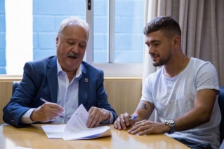 De Arrascaeta assina novo contrato ao lado do presidente do Cruzeiro Wagner Pires de Sá (Foto:Bruno Haddad/Cruzeiro) De Arrascaeta assina novo contrato ao lado do presidente do Cruzeiro Wagner Pires de Sá (Foto:Bruno Haddad/Cruzeiro)
