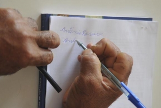 A taxa de analfabetismo para as pessoas pretas ou pardas (9,9%) - nomenclatura usada pelo IBGE - foi mais que o dobro da observada entre as pessoas brancas (4,2%) em todas as regiões do paÃs A taxa de analfabetismo para as pessoas pretas ou pardas (9,9%) - nomenclatura usada pelo IBGE - foi mais que o dobro da observada entre as pessoas brancas (4,2%) em todas as regiões do paÃs
