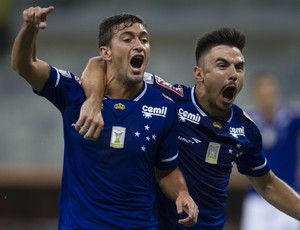 De Arrascaeta e Willian comemoram o gol do uruguaio (Foto: Gualter Naves / Light Press) De Arrascaeta e Willian comemoram o gol do uruguaio (Foto: Gualter Naves / Light Press)