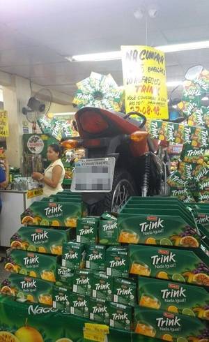 Moto estava em supermercado (Foto: Reprodução) Moto estava em supermercado (Foto: Reprodução)