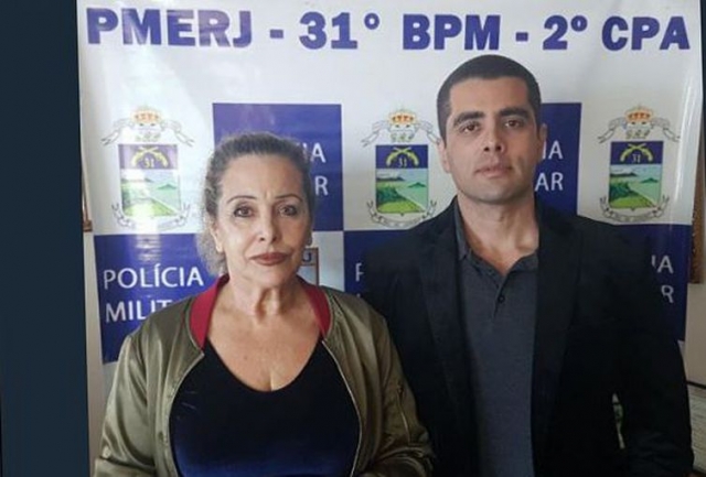 O médico e a mãe, Maria de Fátima, foram presos na tarde desta quinta-feira (Foto: Divulgação/Policia Militar/RJ) O médico e a mãe, Maria de Fátima, foram presos na tarde desta quinta-feira (Foto: Divulgação/Policia Militar/RJ)