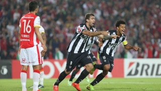 Pratto comemora após marcar, de cabeça, o gol da vitória atleticana sobre o Santa Fé em Bogotá (Foto: AP) Pratto comemora após marcar, de cabeça, o gol da vitória atleticana sobre o Santa Fé em Bogotá (Foto: AP)