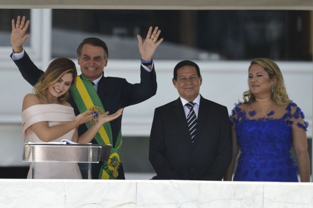 A primeira-dama Michelle Bolsonaro fez discurso em Libras no Parlatório do Palácio do Planalto durante solenidade de posse do marido (Foto: Marcelo Camargo/ABr) A primeira-dama Michelle Bolsonaro fez discurso em Libras no Parlatório do Palácio do Planalto durante solenidade de posse do marido (Foto: Marcelo Camargo/ABr)
