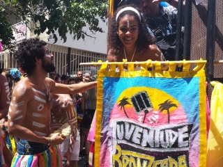 Estandarte do bloco Juventude Bronzeada, no carnaval de 2015 (Foto: Tábata Poline/G1) Estandarte do bloco Juventude Bronzeada, no carnaval de 2015 (Foto: Tábata Poline/G1)