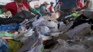 CrianÃ§a estava em sacola de lixo e foi encontrada por equipe de triagem de lixo (Foto: TV Vanguarda/Arquivo)