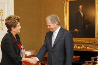 A presidenta Dilma Rousseff e o presidente da Finlândia, Sauli Niinistö, posam para foto oficial (Foto: Roberto Stuckert Filho/PR) A presidenta Dilma Rousseff e o presidente da Finlândia, Sauli Niinistö, posam para foto oficial (Foto: Roberto Stuckert Filho/PR)