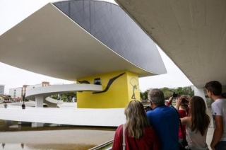 Museu Oscar Niemeyer terá mais obras apreendidas pela operação Lava Jato, da PolÃcia Federal (Foto: Orlando Kissner/ANPr) Museu Oscar Niemeyer terá mais obras apreendidas pela operação Lava Jato, da PolÃcia Federal (Foto: Orlando Kissner/ANPr)