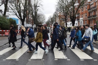 Fãs dos Beatles cruzaram a famosa faixa de pedestre em frente ao Abbey Road Studios, em homenagem ao produtor musical George Martin, conhecido como o quinto Beatle (Foto: Andy Rain/EPA/Agência Lusa) Fãs dos Beatles cruzaram a famosa faixa de pedestre em frente ao Abbey Road Studios, em homenagem ao produtor musical George Martin, conhecido como o quinto Beatle (Foto: Andy Rain/EPA/Agência Lusa)