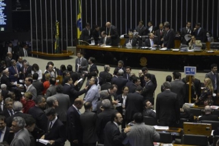 O presidente do Senado, Renan Calheiros, preside sessão do Congresso no plenário da Câmara dos Deputados para analisar e votar vetos (Foto: Antonio Cruz/Agência Brasil) O presidente do Senado, Renan Calheiros, preside sessão do Congresso no plenário da Câmara dos Deputados para analisar e votar vetos (Foto: Antonio Cruz/Agência Brasil)