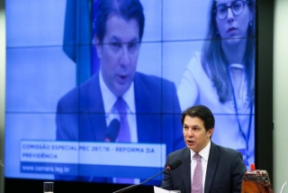 O deputado Arthur Maia faz a leitura do seu relatório na comissão especial que analisa a proposta da reforma da Previdência (Foto: Marcelo Camargo/Agência Brasil) O deputado Arthur Maia faz a leitura do seu relatório na comissão especial que analisa a proposta da reforma da Previdência (Foto: Marcelo Camargo/Agência Brasil)