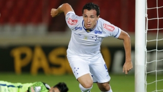 Leandro Damião marcou um dos gols da vitória do Cruzeiro (Foto: AP) Leandro Damião marcou um dos gols da vitória do Cruzeiro (Foto: AP)