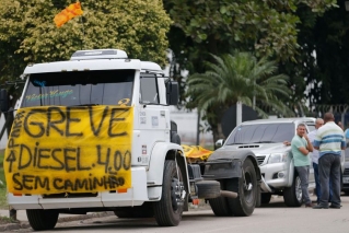 Caminhoneiros protestam contra elevação no preço do diesel na rodovia BR-040, em Duque de Caxias (Foto: Fernando Frazão/Agência Brasil) Caminhoneiros protestam contra elevação no preço do diesel na rodovia BR-040, em Duque de Caxias (Foto: Fernando Frazão/Agência Brasil)