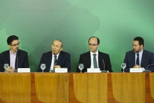 Os ministros da Cultura, Sergio SÃƒÂ¡ LeitÃƒÂ£o, da Casa Civil, Eliseu Padilha, e da EducaÃƒÂ§ÃƒÂ£o, Rossieli Soares da Silva, e o presidente do BNDES, Dyogo de Oliveira, apÃƒÂ³s reuniÃƒÂ£o com o presidente Michel Temer hoje no PalÃƒÂ¡cio  do Planalto  (Foto: Antonio Cruz/ AgÃƒÂªncia Brasil)