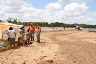 Defesa Civil do Baixo Guandu, Linhares e Colatina percorre a calha do Rio Doce para localizar moradores e banhistas e informar da chegada da enchente de lama (Foto: Fred Loureiro/Secom-ES/Divulgação) Defesa Civil do Baixo Guandu, Linhares e Colatina percorre a calha do Rio Doce para localizar moradores e banhistas e informar da chegada da enchente de lama (Foto: Fred Loureiro/Secom-ES/Divulgação)