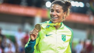 Rafaela Silva conquistou o primeiro ouro para o Brasil (Foto: Geraldo Bubniak/AGB) Rafaela Silva conquistou o primeiro ouro para o Brasil (Foto: Geraldo Bubniak/AGB)