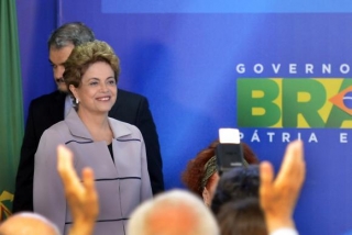 A presidenta Dilma Rousseff recebeu apoio de intelectuais e artistas contra o processo de impeachment em cerimônia no Palácio do Planalto (Foto: Antonio Cruz/Agência Brasil) A presidenta Dilma Rousseff recebeu apoio de intelectuais e artistas contra o processo de impeachment em cerimônia no Palácio do Planalto (Foto: Antonio Cruz/Agência Brasil)