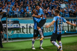 Barrios comemora o gol com EdÃlson (Foto: Lucas Uebel/Divulgação Grêmio) Barrios comemora o gol com EdÃlson (Foto: Lucas Uebel/Divulgação Grêmio)