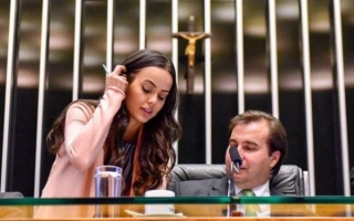 Deputada Shéridan, relatora da proposta que põe fim às coligações, com o presidente da Câmara, Rodrigo Maia (Foto: Reprodução/Instagram) Deputada Shéridan, relatora da proposta que põe fim às coligações, com o presidente da Câmara, Rodrigo Maia (Foto: Reprodução/Instagram)