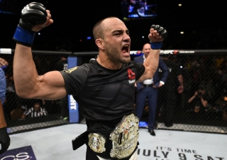 Eddie Alvarez comemora a conquista do cinturÃƒÂ£o do UFC (Foto: Getty Images)