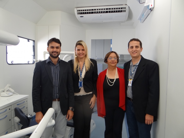 Prefeito Leris Braga; a coordenadora do programa OdontoSesc, Fernanda Lima; a secretÃ¡ria municipal de SaÃºde, Maria do Carmo GonÃ§alves, e o analista de Projetos de SaÃºde, JoÃ£o Paulo Fonseca Martins no interior da carreta OdontoSesc (Foto: Thamires Lopes/Acom PMSB)