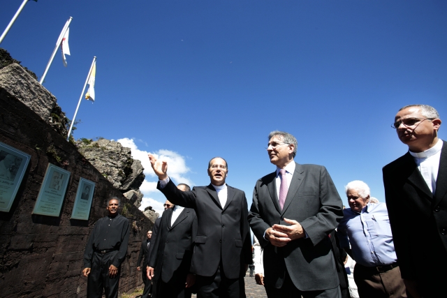 Governador Fernando Pimentel visita Santuário Nossa Senhora da Piedade ao lado de Dom Walmor Oliveira (Foto: Manoel Marques/Imprensa MG) Governador Fernando Pimentel visita Santuário Nossa Senhora da Piedade ao lado de Dom Walmor Oliveira (Foto: Manoel Marques/Imprensa MG)