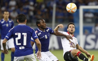 Willians foi o que mais desarmou pelo time celeste (Foto: Gualter Naves/Light Press/Cruzeiro) Willians foi o que mais desarmou pelo time celeste (Foto: Gualter Naves/Light Press/Cruzeiro)